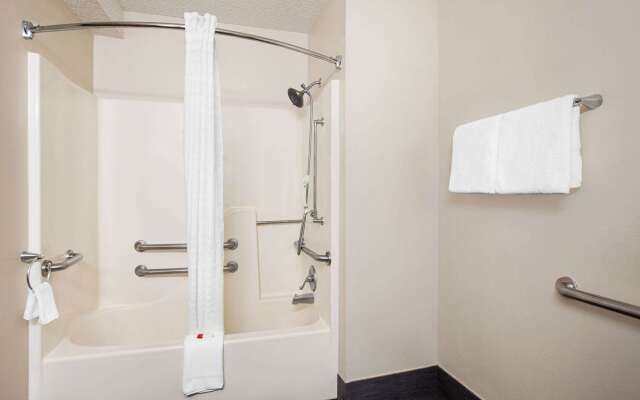 Super 8 by Wyndham Lenexa Overland Park/Mall Area