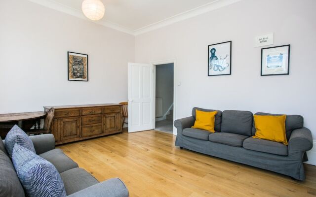 Spacious 4 Bedroom Home In Finsbury Park