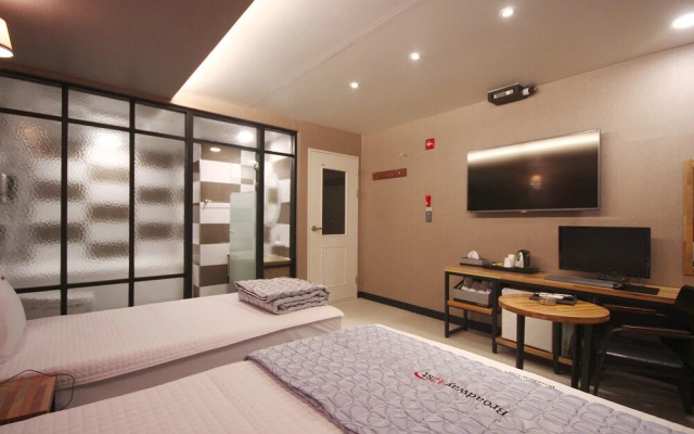 Jinju Broadway 42nd Street