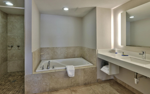 Holiday Inn Express & Suites Albuquerque Historic Old Town by IHG