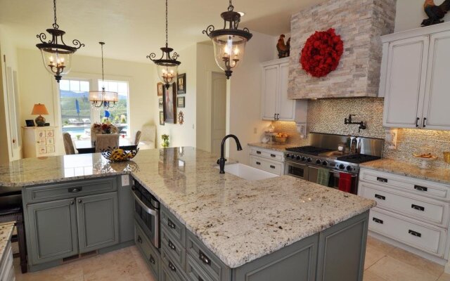 Lake's Edge Tuscan Lodge