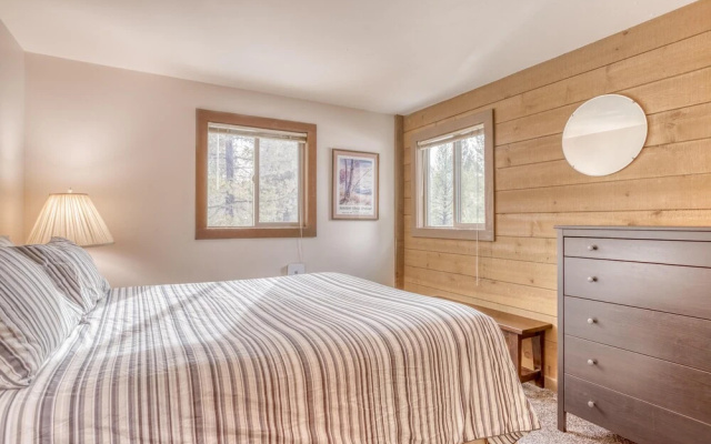 Inviting Hot Tub and Spacious Deck - Charming Sunriver Retreat