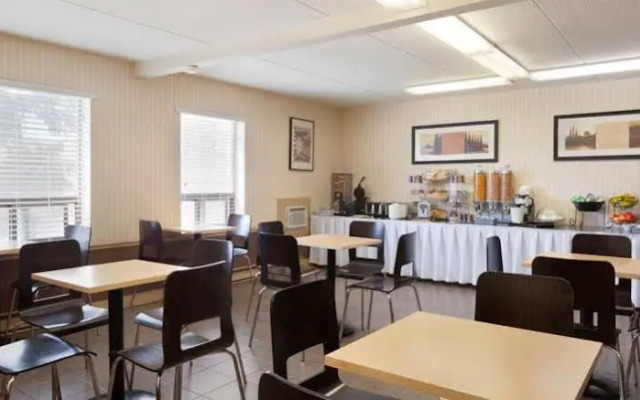 Travelodge Calgary MacLeod Trail