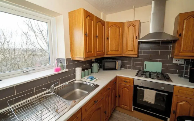 Comfortable 4-bed Home With Free Parking