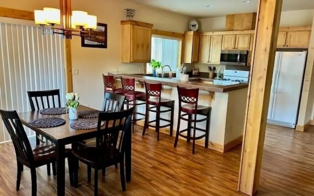 Skyliner Trails 3 Bedroom Home by RedAwning