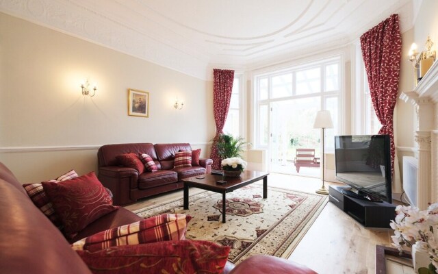 Amazing 3-bedroom Garden Flat for 6 in Ealing