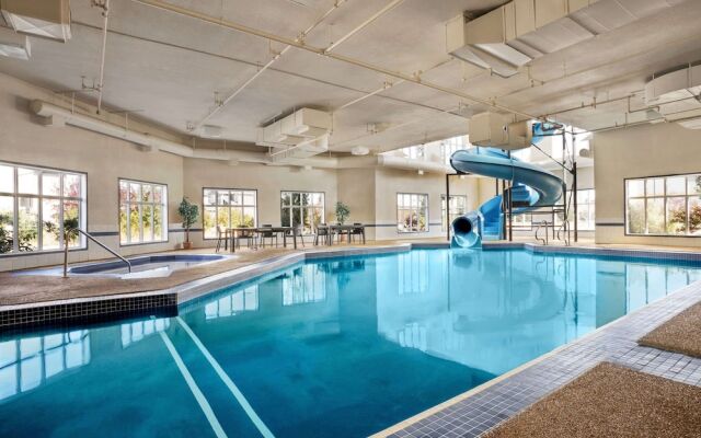 Days Inn & Suites Strathmore
