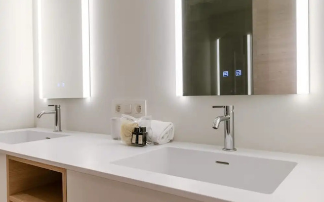 Huswell - Minimalist Coastal Luxury Panoramic View