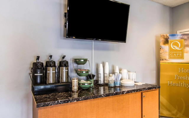 Econo Lodge Inn & Suites