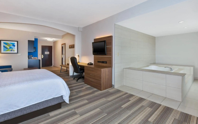 Holiday Inn Express & Suites Warminster - Horsham by IHG