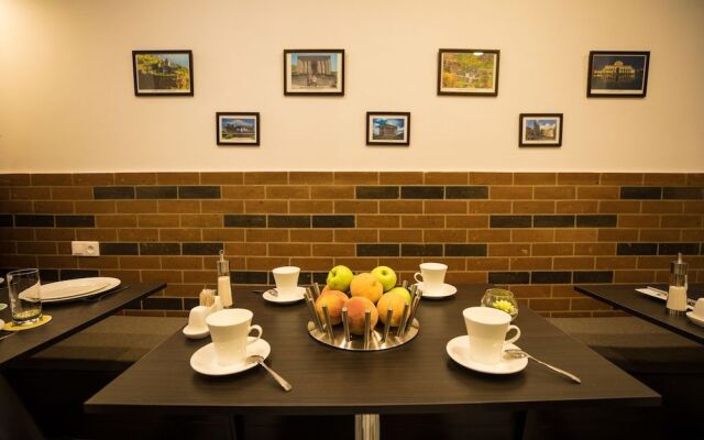 5 Rooms Mini-Hotel & Tours