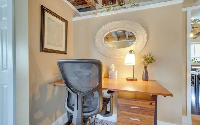 Walk to Beach: Historical Fredericksburg Home