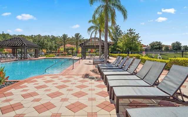 Lake View Getaway: Pool, Game Room, Theming!