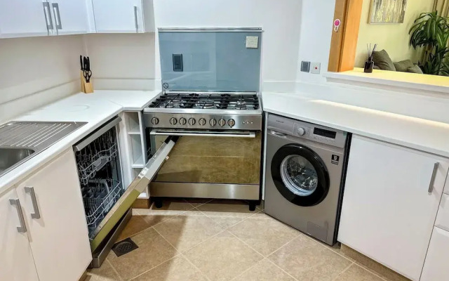 Bright 2BR Apartment with Garden View