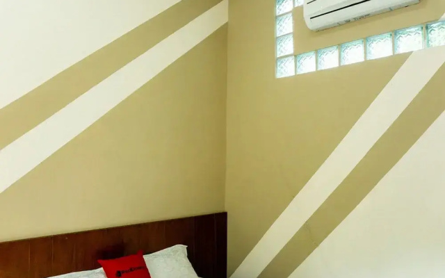 RedDoorz near Benteng Van Den Bosch
