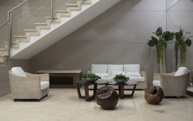 Stunning Highrise Seafront Apartment