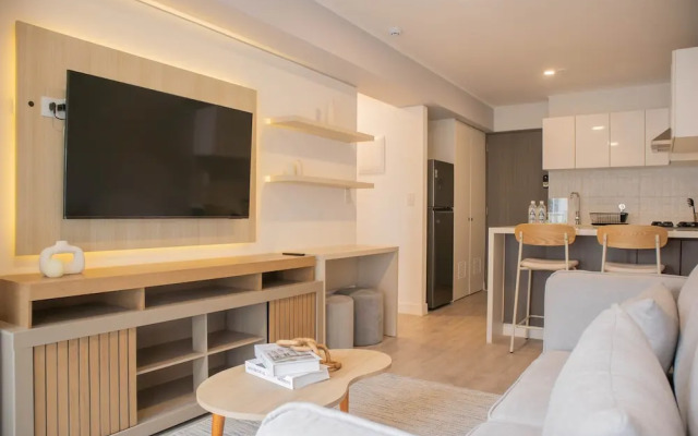 w Sunlit 1BR w Private Balcony in Miraflores