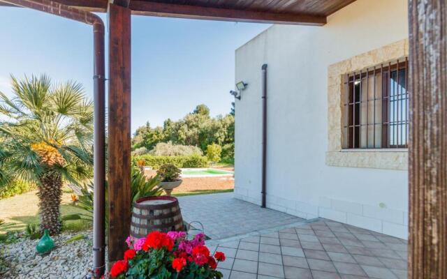 Strelitzia's house with pool, parking & wi-fi