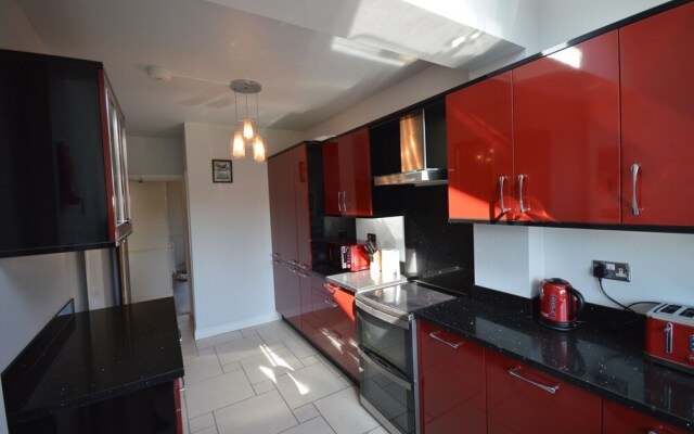 Fantastic 4 Bedroom House In Bath With Garden