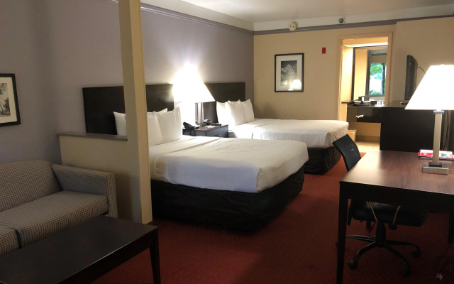 Clarion Suites Maingate