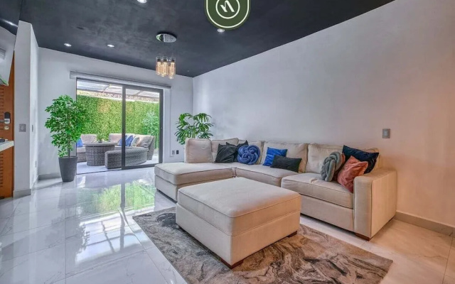 Modern 2BR Condo in Old Town - Private Terrace