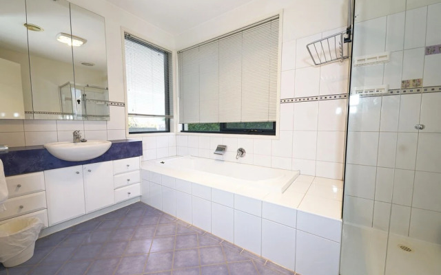 Luxury 7BRM Lakeside BigHouse Point Cook