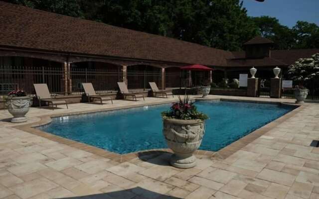 Chalet Inn & Suites Centerport