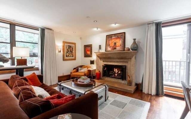 Riverhouse #3 2 Bedroom Condo by RedAwning