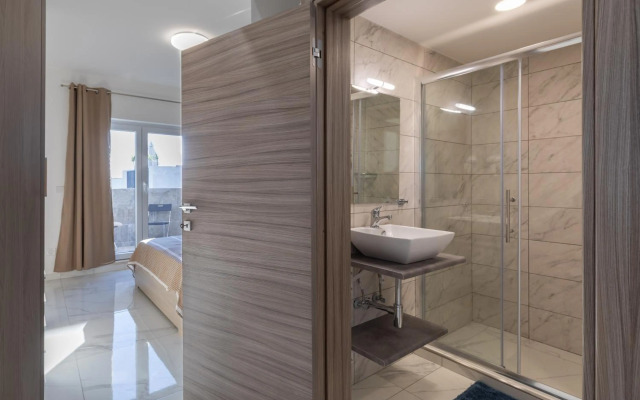 STYLISH 2-Bedroom Penthouses - Terrace with Views