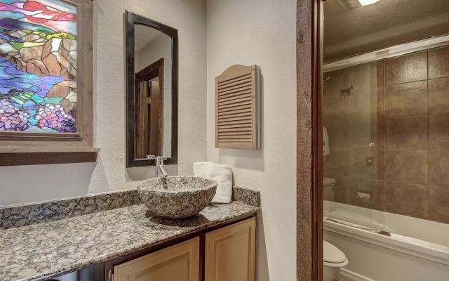 Nice Update Condo - Great Access to Superbee Lift in East Village - AN302 by RedAwning