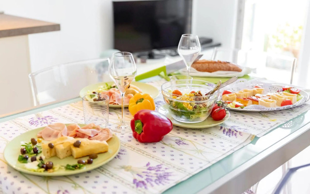 Albatros - swimming pool with sea view and small terrace