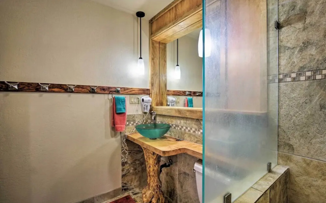 Kona Condo w/ View, Walk to Beach & Restaurants