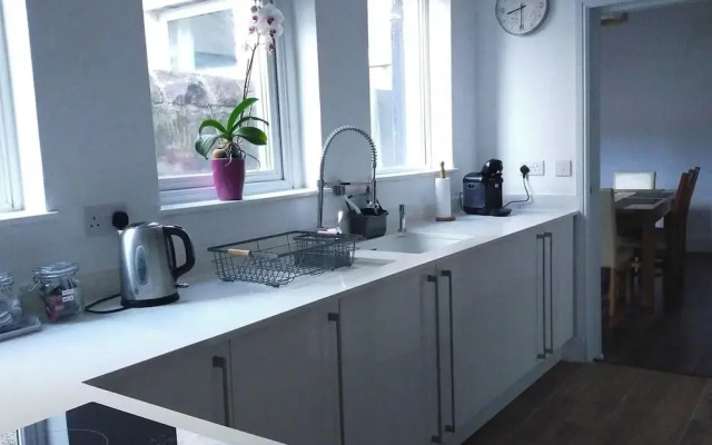 Free Parking/wifi, 3 Beds Sleep 6 Near Uni & Town!