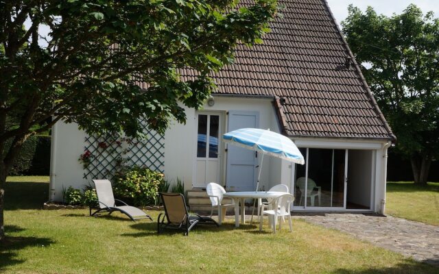 Cozy Holiday Home in Saint-Germain-sur-Ay with garden