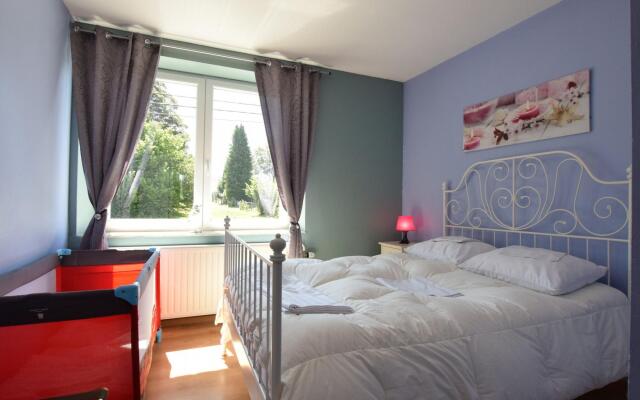 Pleasant Holiday Home with Sauna and Jacuzzi in Courtil