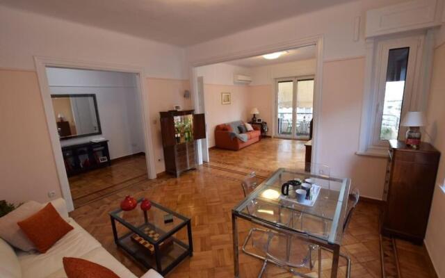 Spacious & Sunny Kolonaki Apt 5 mins metro/ACx3/1.5 BT