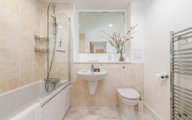 Modern Comfort: Stratford 3BR Duplex