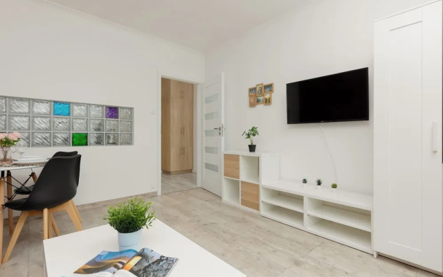 Rondo Wiatraczna Apartment by Renters