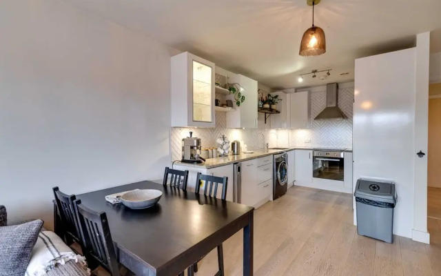 Spacious Modern Camberwell Apartment