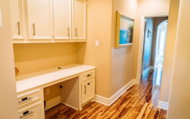 Spacious Kemah Boardwalk Townhome