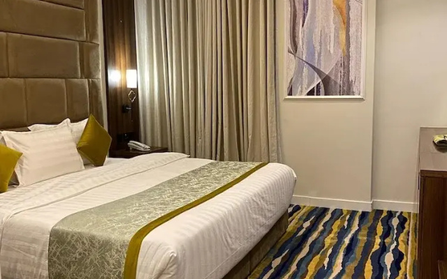 Diamond Corners Circular Hotel