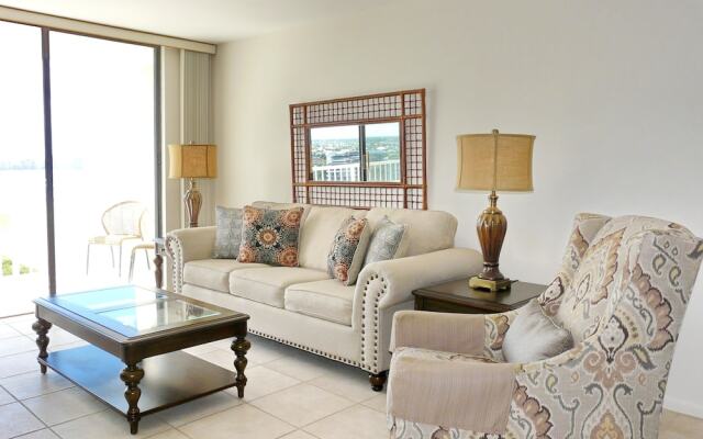 Sun-bright Beachfront Condo With Pool/tennis Courts