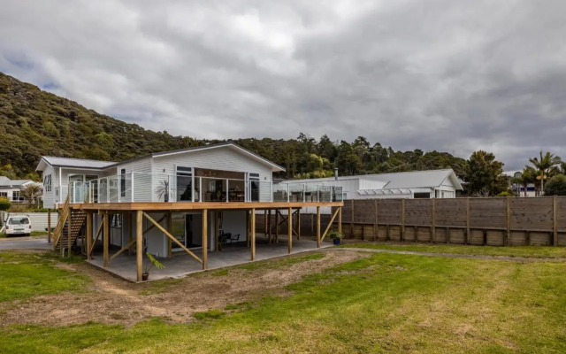 Waterfront Beach House - Paihia Holiday Home