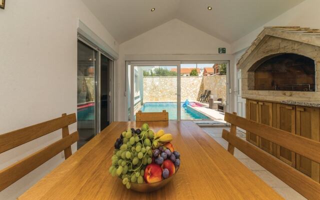 Spacious Villa in Maslenica with Swimming Pool
