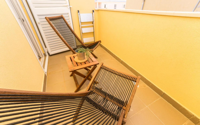 Ocean blue modern apartment for 8