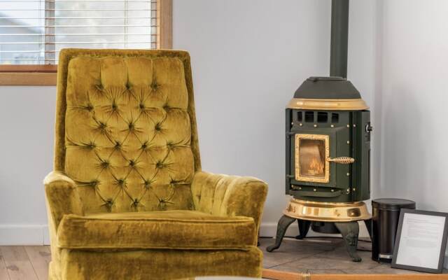 Rhodie House 3 Bedroom Home by NW Comfy Cabins by RedAwning