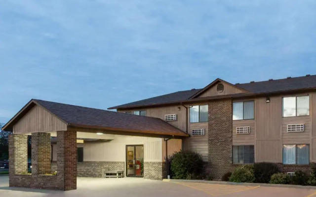 Super 8 Dewitt
