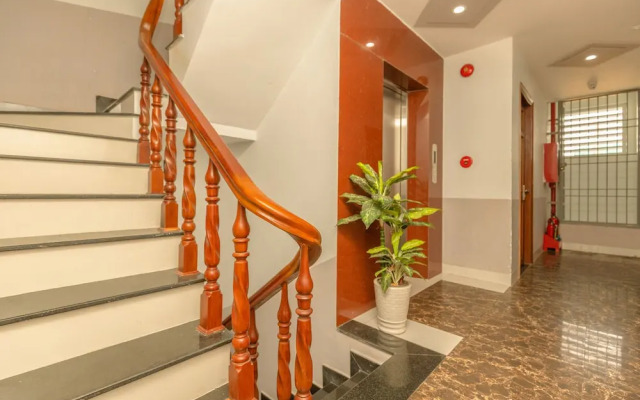 Hoang Truong Hotel by OYO Rooms