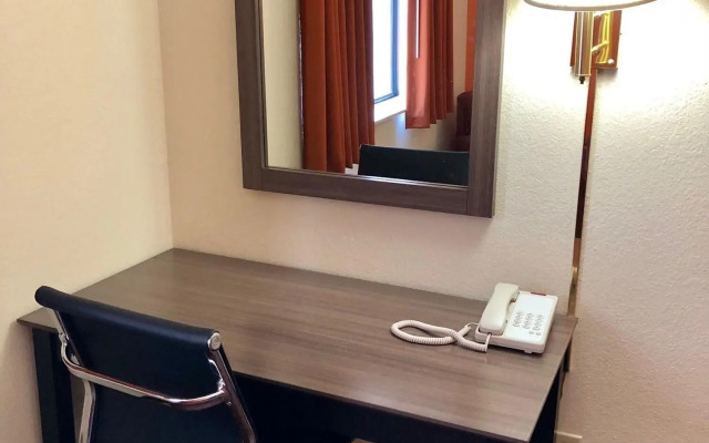 Econo Lodge Inn & Suites