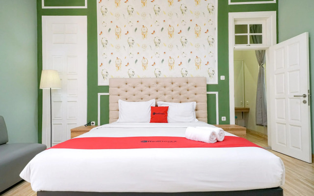RedDoorz Premium near RS Pondok Indah